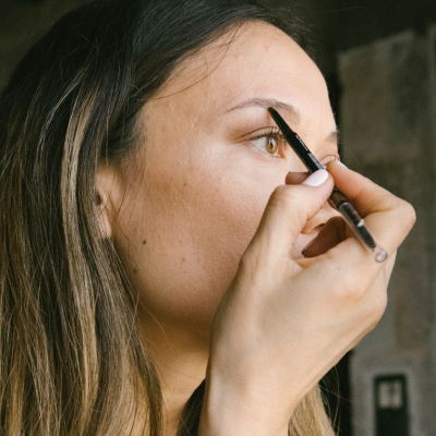 model applying eye liner